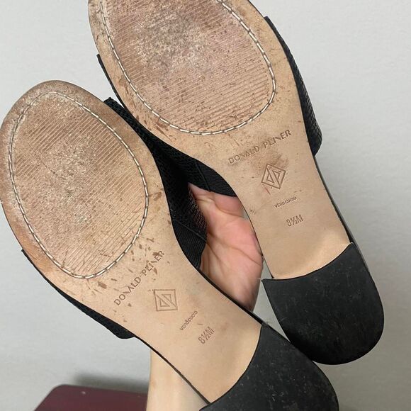 Donald Pliner Melros Black Embossed Leather Chunky Kitten Heel Toe Ring Sz 8.5 - Picture 7 of 7